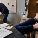 Entraide familiale entreprise en boutique artisanale, travail et entente familiale
