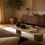 Tendance déco 2025 salon : beige chaud, courbes et laiton, cocon 2025