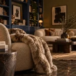 Tendance déco 2025 : salon moderne beige, laiton et terracotta